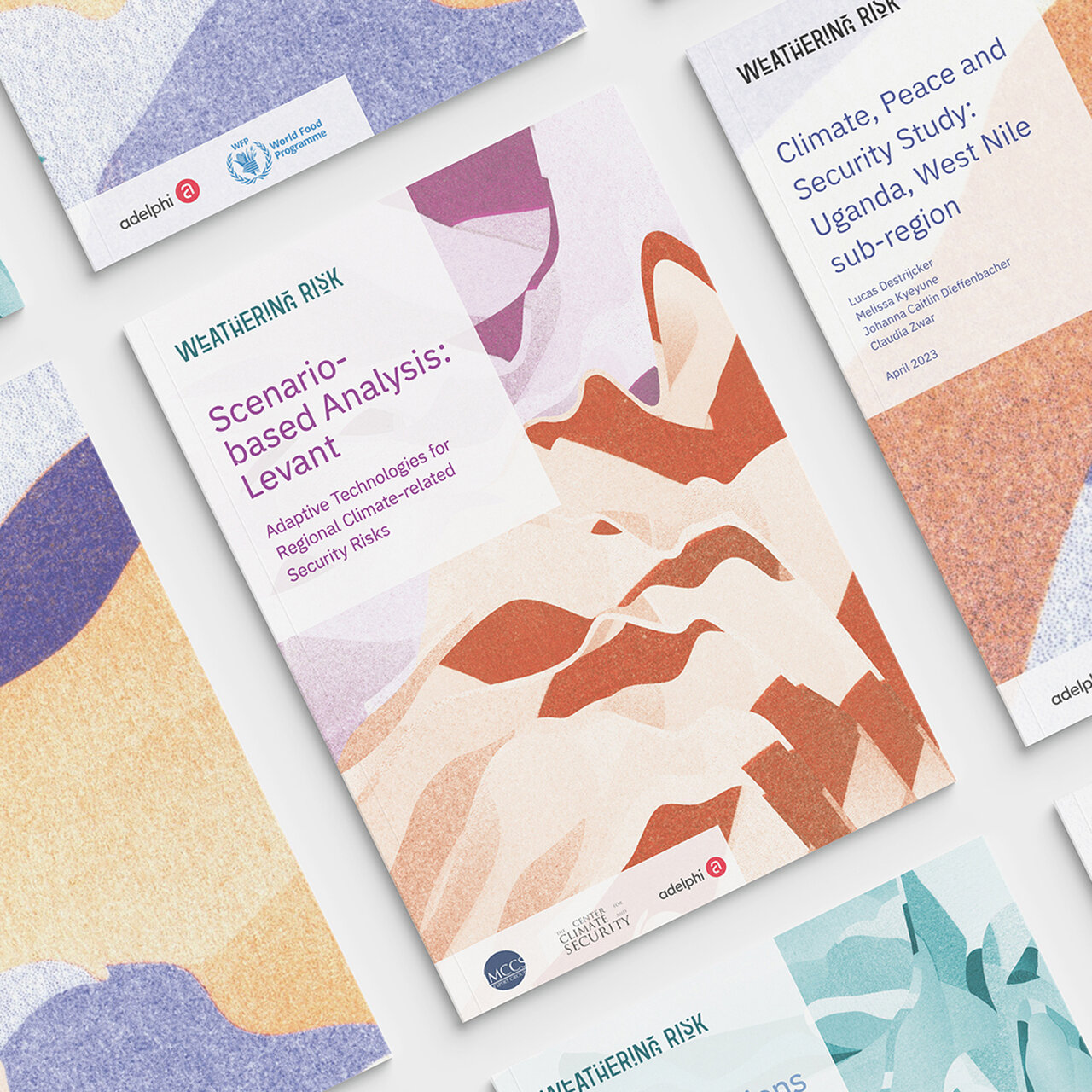 Szenario-basierte Analyse-Dokumente mit abstrakten, geometrischen Illustrationen in Pastellfarben. Die Publikationen sind Teil einer Klimarisiko-Studie und zeigen mehrere Buchcover in verschiedenen Farbschattierungen von Rosa, Orange und Blau.