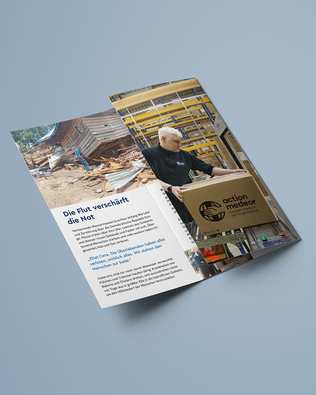 Gefalteter Projektflyer von Studio Good f&uuml;r action medeor, mit Bildern von einer Katastrophenszene und einem Mitarbeiter in einem Lagerraum, der die Hilfsorganisation und ihre Arbeit in Krisensituationen pr&auml;sentiert.