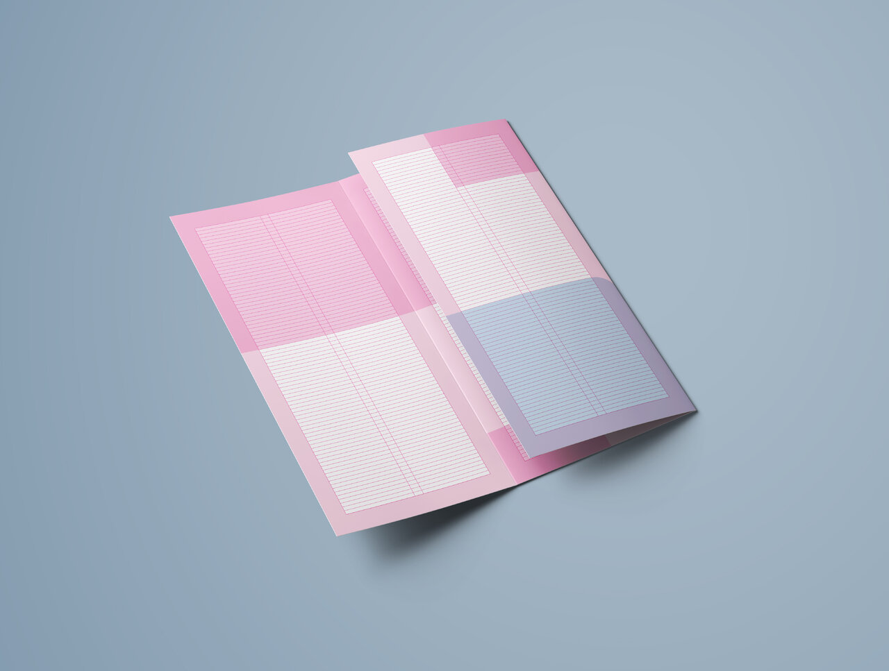 Gefaltete Brosch&uuml;re mit rosa und grauen Quadranten, die auf blauem Hintergrund pr&auml;sentiert wird. Das Design zeigt eine minimalistisch-geometrische Aufteilung der Seiten mit verschiedenen Farbabstufungen. Die sorgf&auml;ltige Anordnung unterstreicht die Klarheit und Funktionalit&auml;t des Corporate Designs.