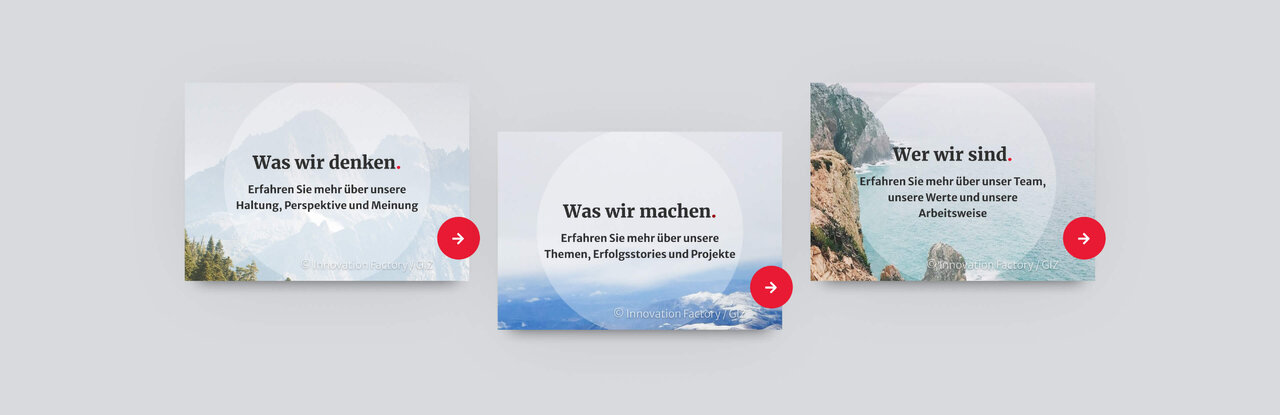 Drei Webseitenkarten mit unterschiedlichen Textbl&ouml;cken und Hintergrundbildern in Graut&ouml;nen und Blau, jede mit einem roten Rundum-Knopf, die zur Darstellung von Unternehmensinformationen f&uuml;r adelphi dienen.