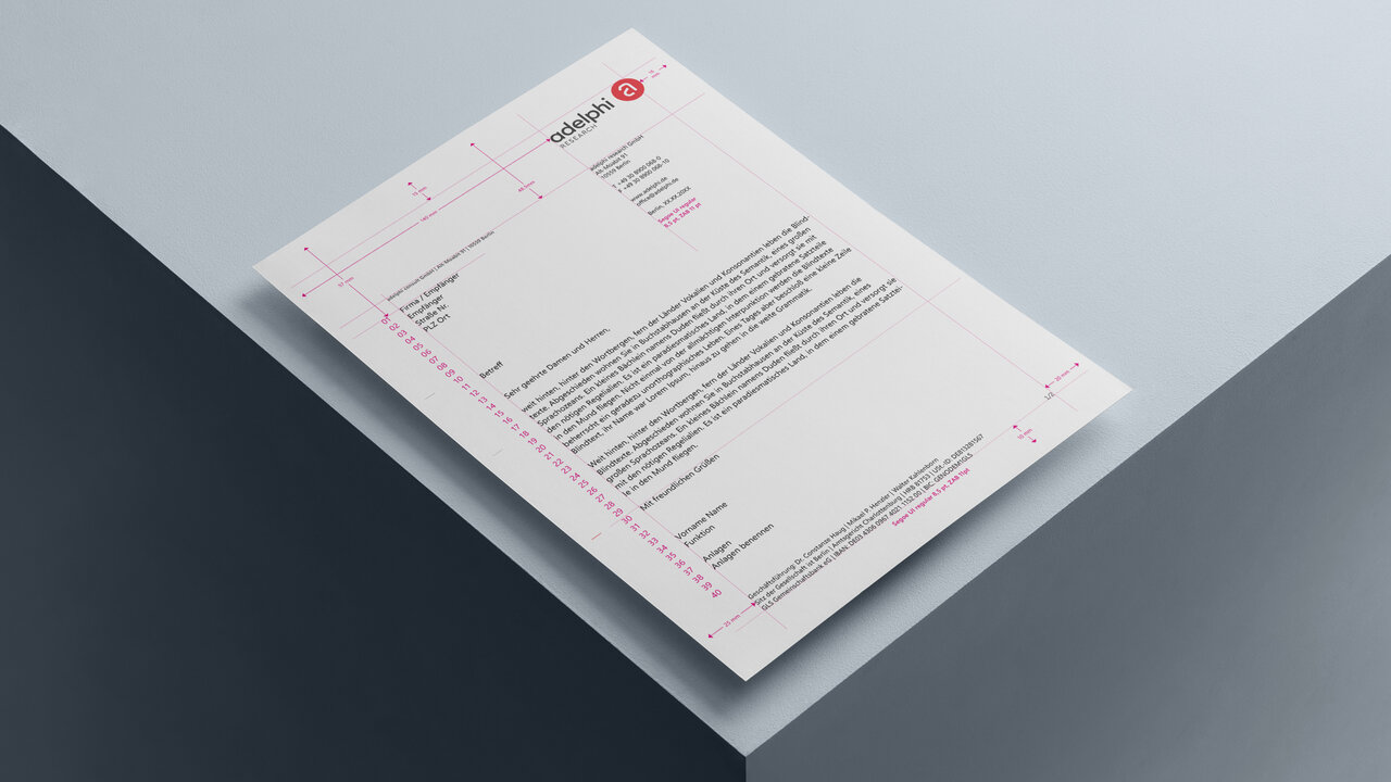 Ein wei&szlig;es Dokument oder eine Rechnung mit roten Akzenten liegt leicht &uuml;berlappend auf einem grauen Hintergrund, pr&auml;sentiert in einer minimalistischen, professionellen Komposition.