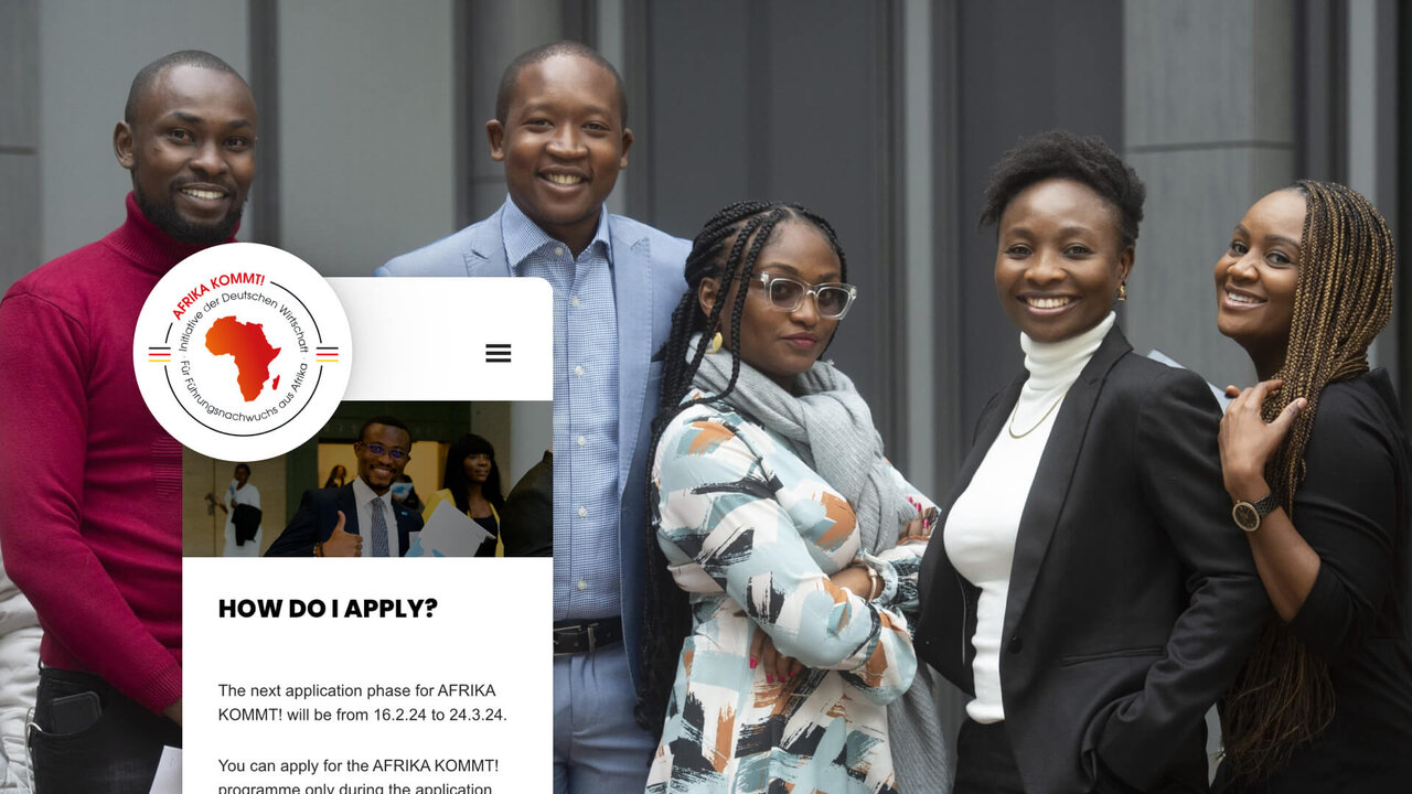 F&uuml;nf professionelle Mitarbeiter des Afrika-Kommt-Programms stehen l&auml;chelnd vor einem grauen Hintergrund, gekleidet in gesch&auml;ftliche Businesskleidung, die Teamgeist und Diversit&auml;t repr&auml;sentieren. Die Gruppe zeigt Selbstvertrauen und Engagement f&uuml;r ihr Projekt zur F&ouml;rderung der Zusammenarbeit zwischen deutscher Industrie und jungen afrikanischen Fachkr&auml;ften. Im Vordergrund ist die Webseite des Projekts mit Informationen zur Bewerbung zu sehen.