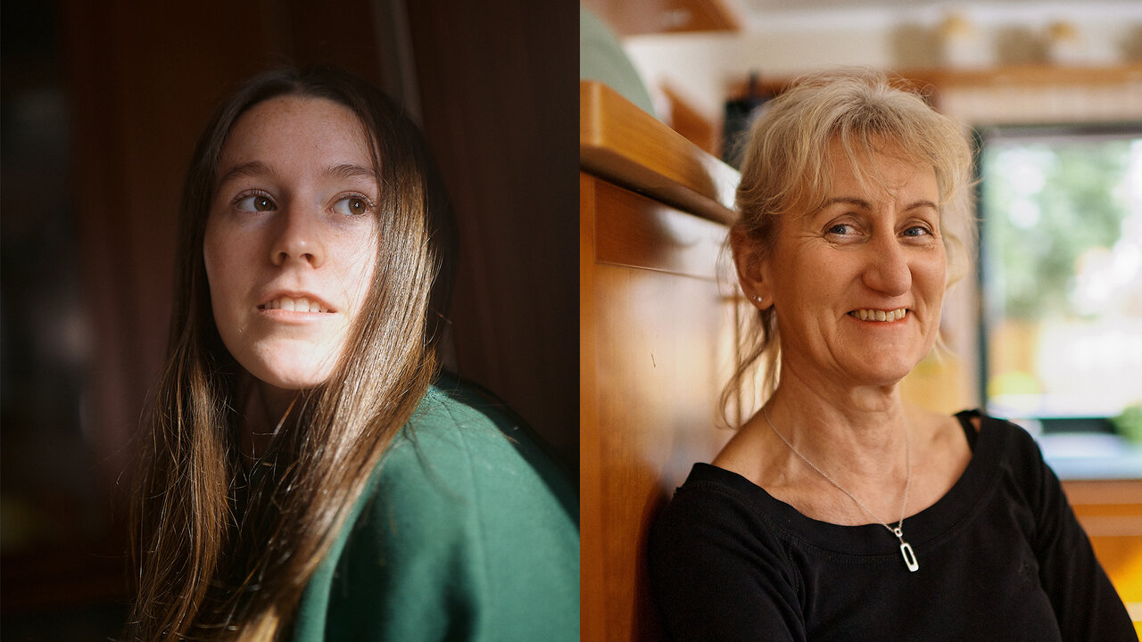 Zwei Portr&auml;ts von Frauen unterschiedlichen Alters. Eine j&uuml;ngere Frau mit langen braunen Haaren tr&auml;gt einen gr&uuml;nen Pullover und blickt seitlich, eine &auml;ltere Frau mit kurzen grauen Haaren l&auml;chelt in einem schwarzen Oberteil in einem hellen Innenraum.