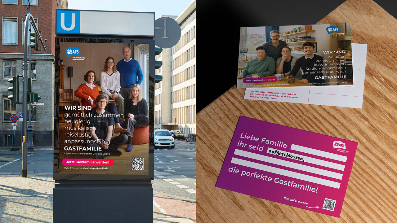 Eine Plakatwand und zwei Postkarten mit einem Gruppenfoto von f&uuml;nf Menschen, die f&uuml;r eine Kampagne zur Gastfamilie werben. Die Materialien sind in Pink und Blau gehalten und zeigen Menschen unterschiedlichen Alters vor einer Stadtkulisse. Werbung f&uuml;r das Programm zur Aufnahme von Gastfamilien, pr&auml;sentiert auf einem Plakatst&auml;nder und auf Werbematerialien.