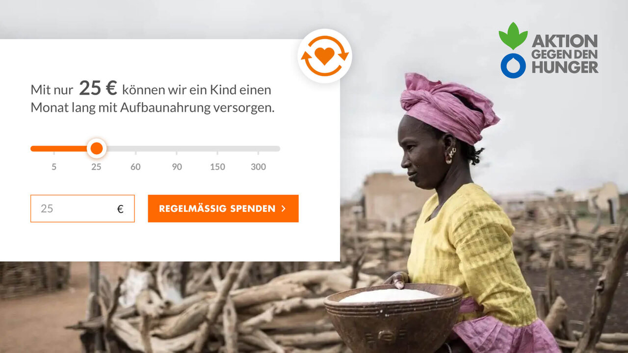 Eine Frau in gelbem Hemd und rosa Kopftuch tr&auml;gt eine Sch&uuml;ssel vor einer trockenen, kargen Landschaft. &Uuml;ber ihr ist ein Spendenrechner zu sehen, mit dem f&uuml;r 25 &euro; ein Kind einen Monat lang mit Aufbaunahrung versorgt werden kann.