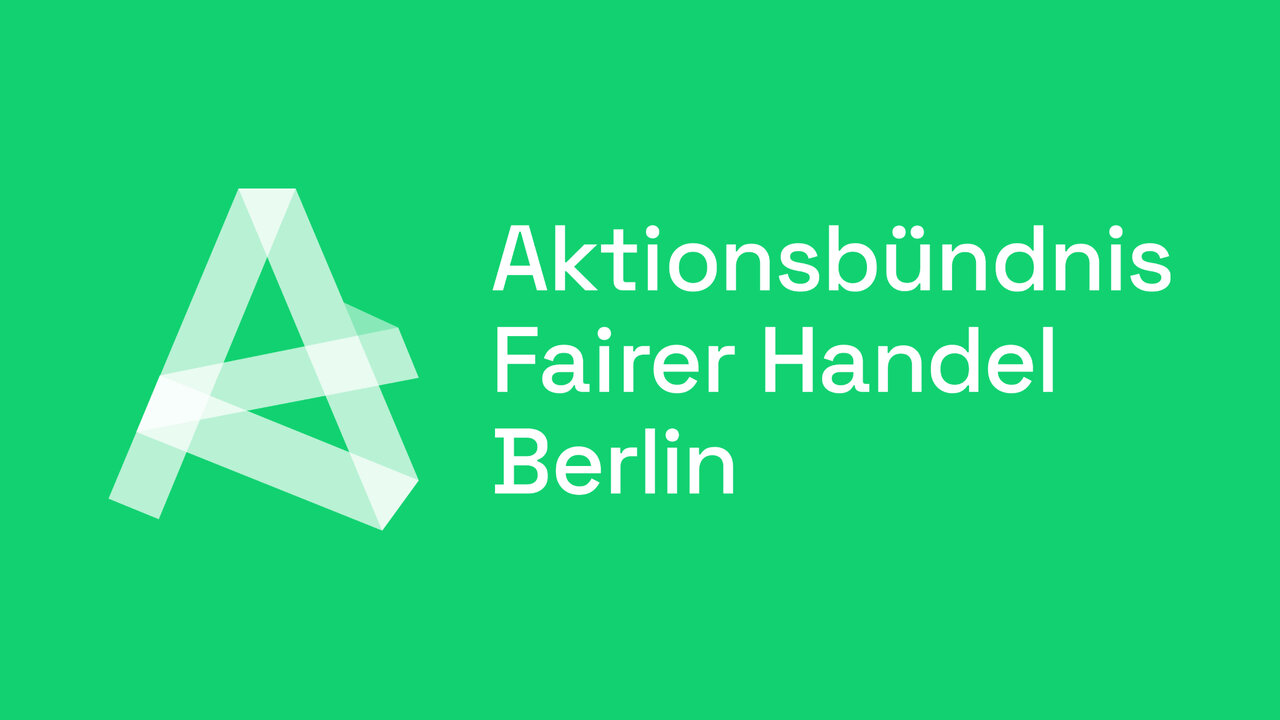 Wei&szlig;es A-Logo des Aktionsb&uuml;ndnis Fairer Handel Berlin auf gr&uuml;nem Hintergrund, ein grafisches Markenzeichen mit eleganter, verschachtelter Typografie.