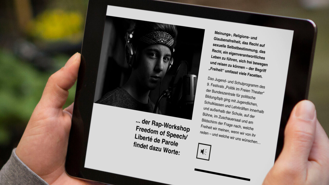 Ein schwarzwei&szlig;es Portr&auml;t eines jungen Menschen mit ernstem Blick, gezeigt auf einem Tablet-Bildschirm, Teil eines multimedialen Magazins zum Thema Freiheit f&uuml;r das Festival Politik im Freien Theater.