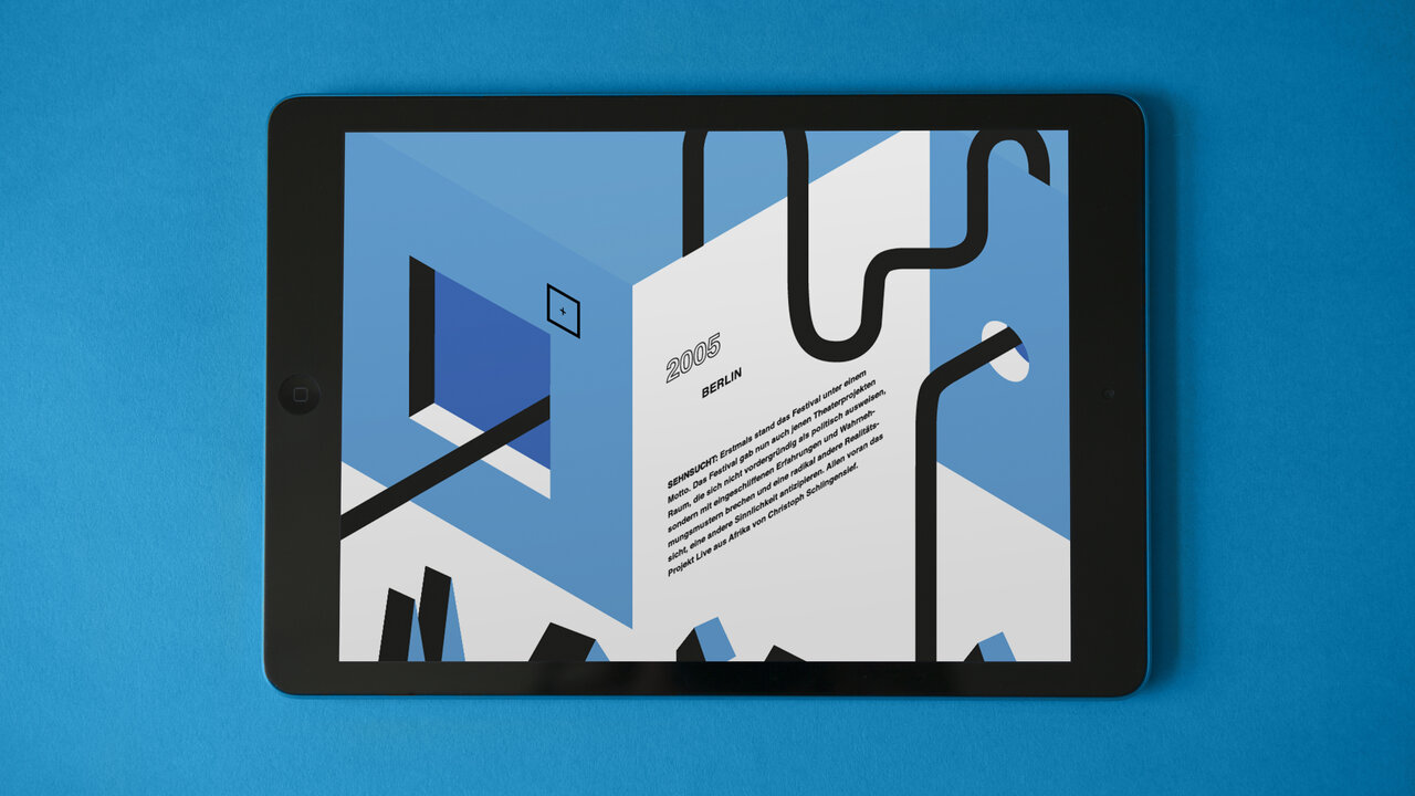 Tablet-Bildschirm mit abstraktem, geometrischem Design in Blau- und Wei&szlig;t&ouml;nen, zeigt ein wei&szlig;es Dokument mit Flie&szlig;text vor einem grafischen Hintergrund mit verschiedenen Formen und Linien.