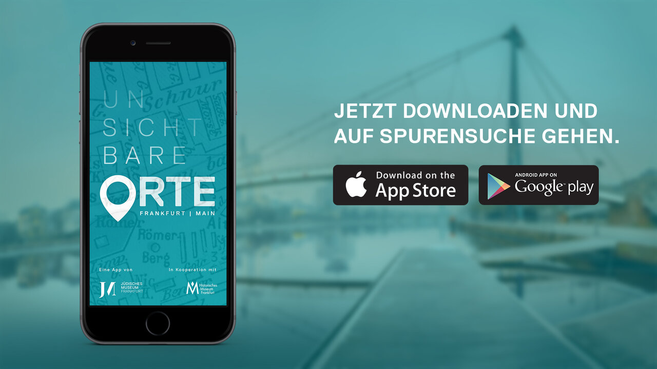 Smartphone-Screenshot der App "Unsichtbare Orte" des J&uuml;dischen Museums Frankfurt vor verschwommenem Hintergrund, mit Download-Buttons f&uuml;r App Store und Google Play in t&uuml;rkis-blauem Design.