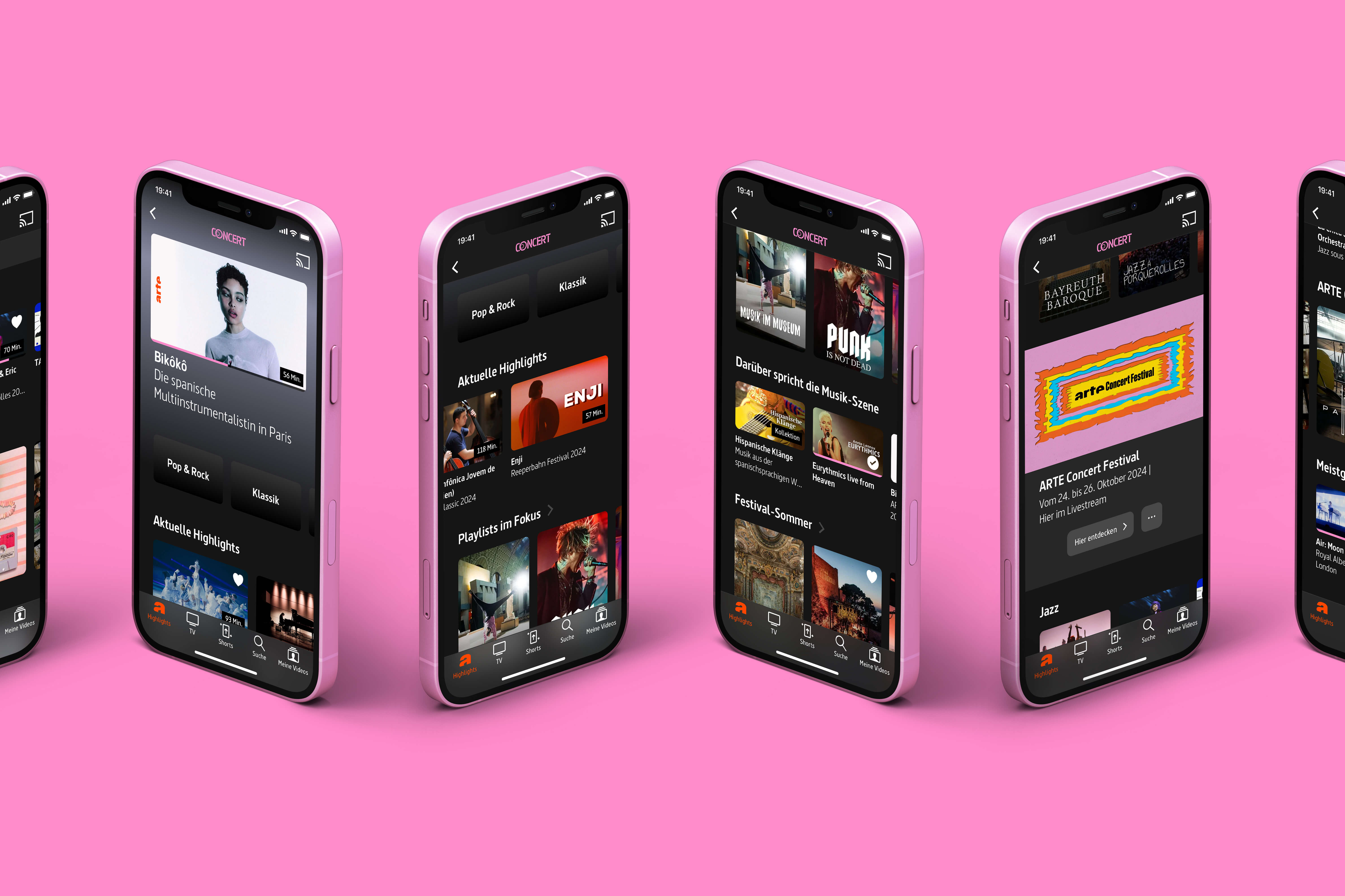 Mehrere iPhone-Mockups zeigen die ARTE-App-Benutzeroberfl&auml;che mit verschiedenen Bildschirmen, die Videoinhalte, Men&uuml;s und Vorschaubilder in einem dunklen, modernen Design pr&auml;sentieren, vor einem pinken Hintergrund angeordnet.