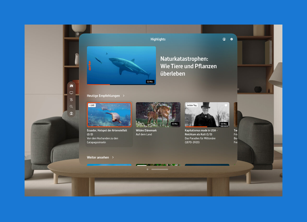 Ein Streaming-Interface auf einem grauen Sofa mit Holztisch, das die ARTE-Mediathek zeigt. Auf dem Bildschirm ist ein Walvideo mit dem Titel "Naturkatastrophen: Wie Tiere und Pflanzen &uuml;berleben" hervorgehoben, umgeben von weiteren Videominiaturen.