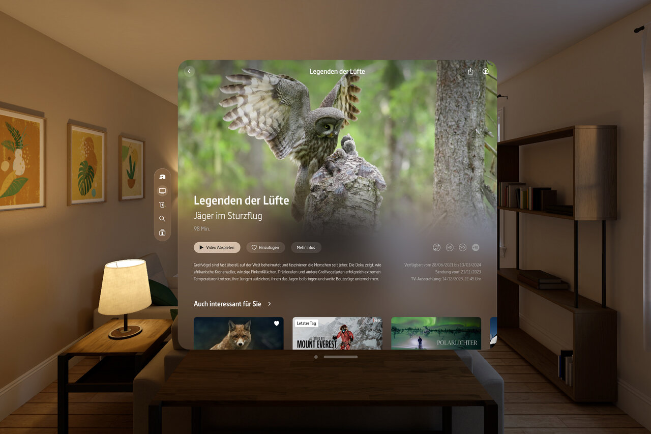 Gro&szlig;formatige Website-Darstellung eines Naturmagazins mit einem Eulen-Motiv vor einem Baumstamm, eingebettet in ein gem&uuml;tliches Wohnzimmer-Ambiente mit Lampe und Bilderrahmen.