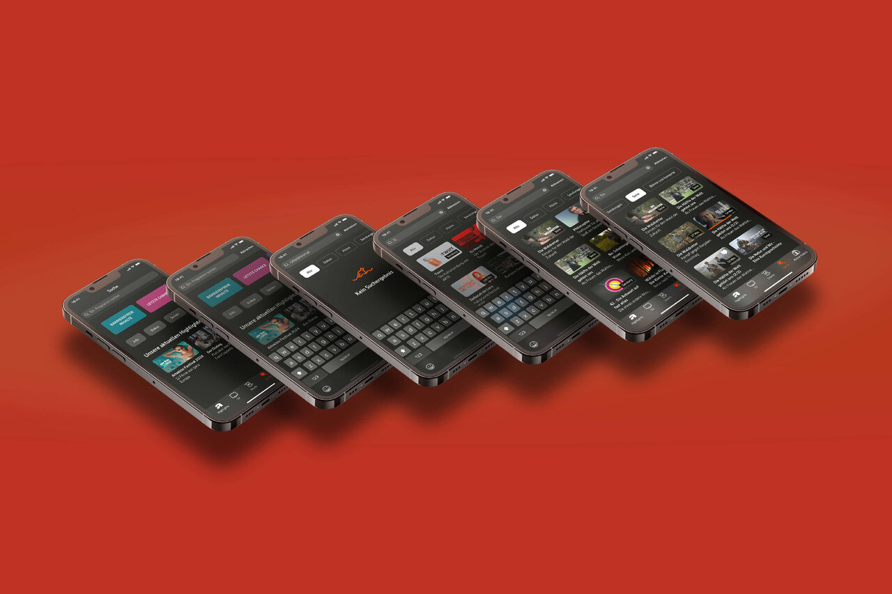 Sechs fortschrittliche Mobiltelefone in verschiedenen Graut&ouml;nen, diagonal angeordnet auf einem leuchtend roten Hintergrund, zeigen unterschiedliche Bildschirmdesigns und Benutzeroberfl&auml;chen, die die innovative App des deutsch-franz&ouml;sischen Kultursenders ARTE repr&auml;sentieren.