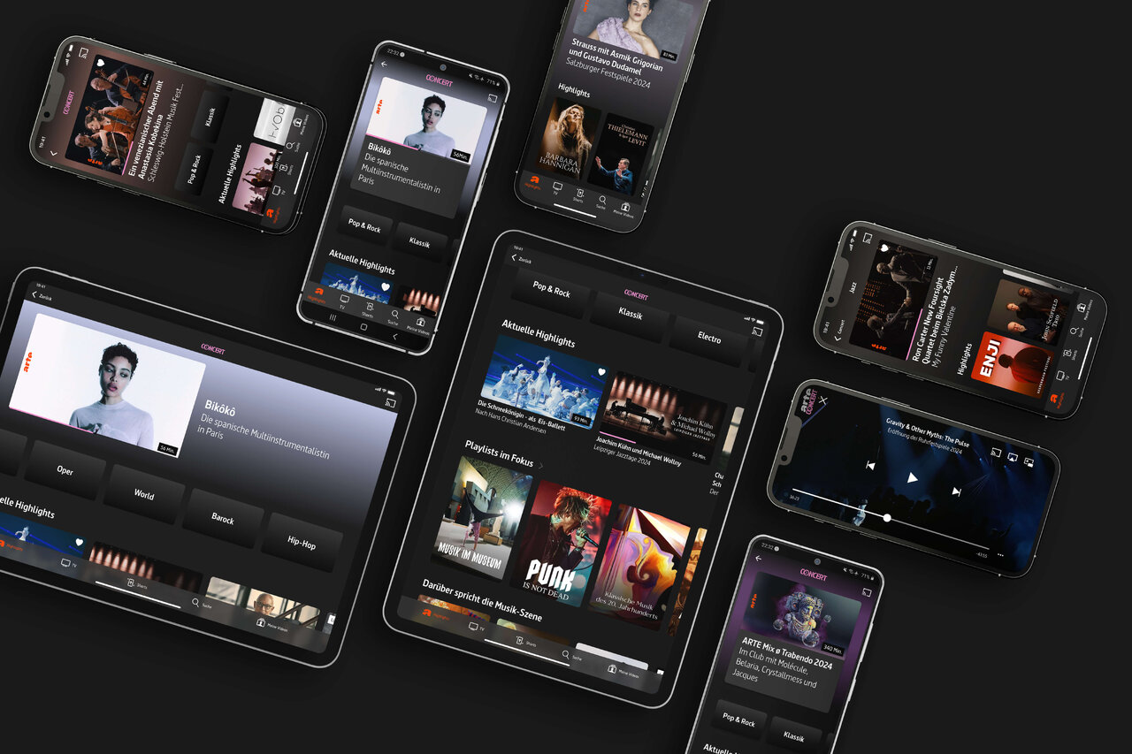 Mehrere Smartphone- und Tablet-Bildschirme zeigen eine dunkle Benutzeroberfl&auml;che der ARTE-App mit verschiedenen Medieninhalten, Vorschaubildern und Navigationsoptionen. Die Darstellung pr&auml;sentiert ein modernes, minimalistisches Design mit klarer Strukturierung und ansprechender Farbgestaltung.