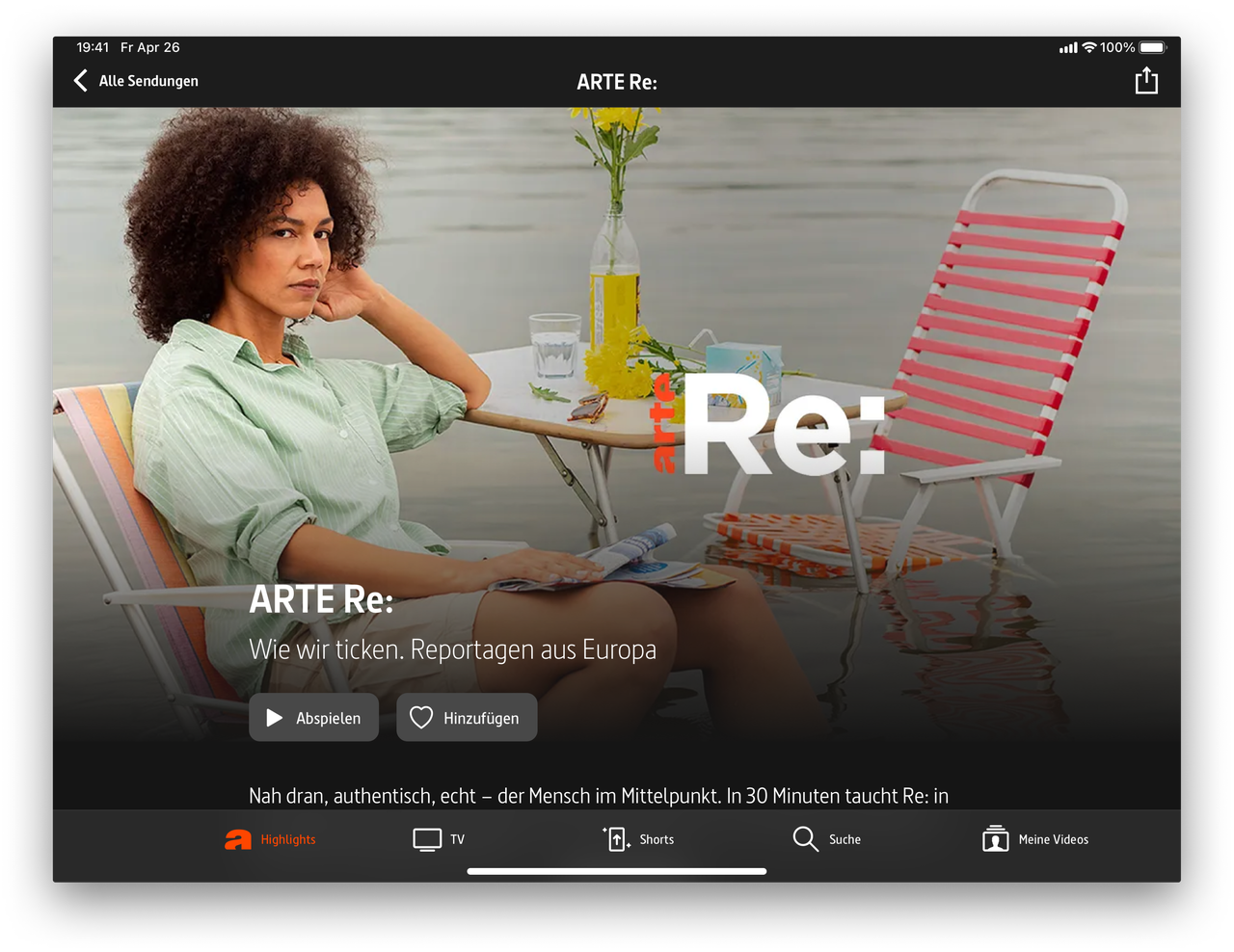 Junge Frau in mintgr&uuml;nem Hemd sitzt entspannt an einem Tisch mit einer Vase und einem Glas, neben einer roten Designerliege, vor dem ARTE Re: Programmlogo.