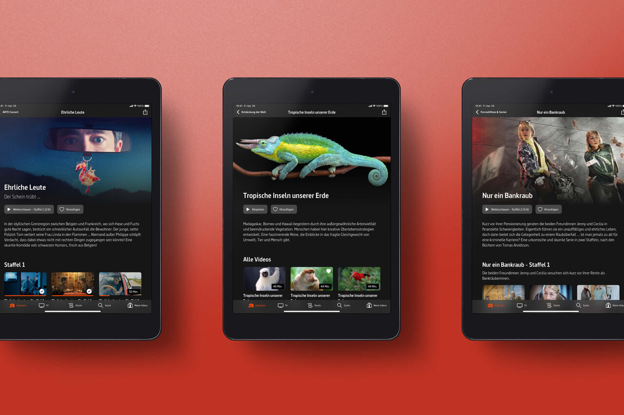 Drei Tablet-Bildschirme mit verschiedenen Ansichten der ARTE-App, die ein Cham&auml;leon, Videoinhalte und eine dokumentarische Szene zeigen, vor einem korallroten Hintergrund pr&auml;sentiert.