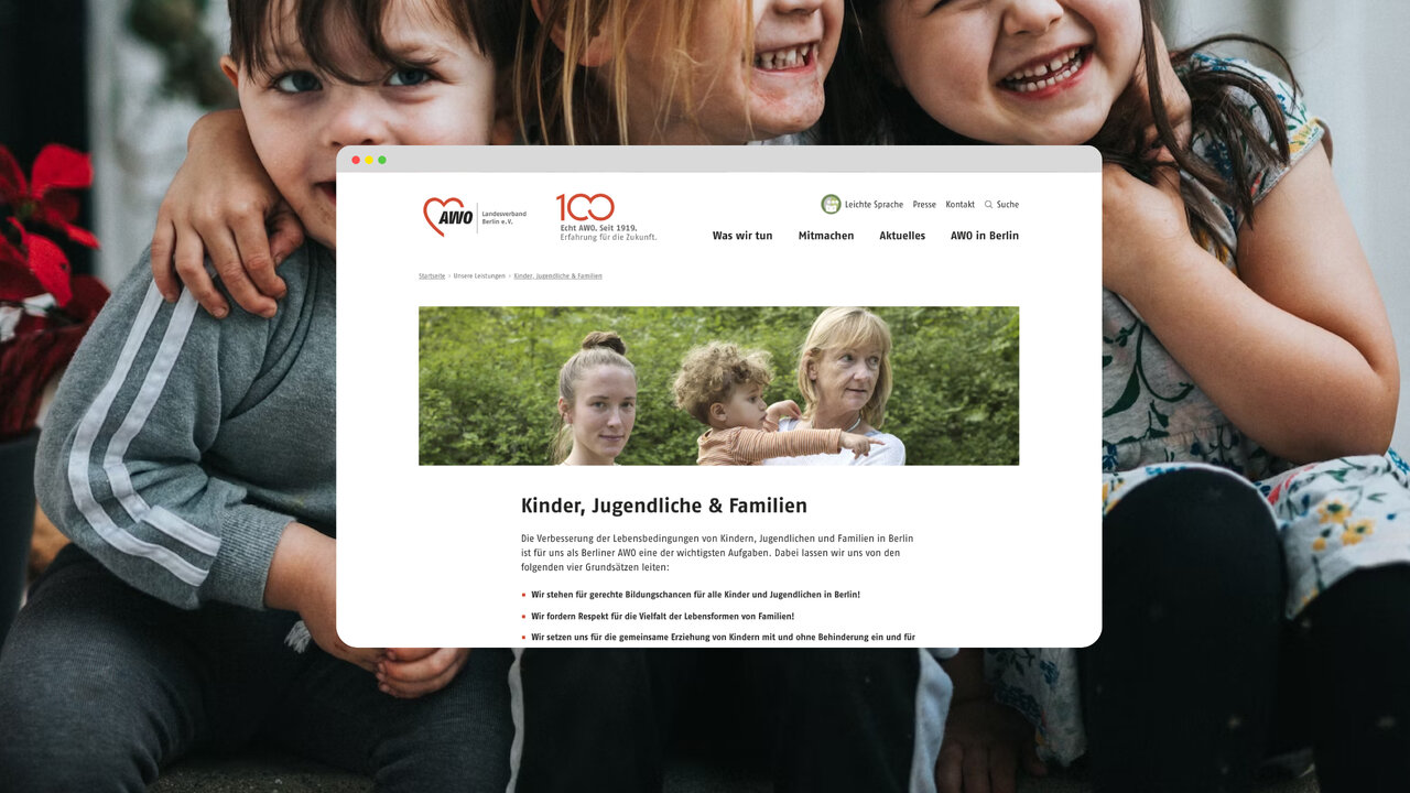 Drei l&auml;chelnde Kinder umarmen sich, im Vordergrund ein Laptop-Bildschirm mit einer Website-Ansicht zur Arbeit mit Kindern, Jugendlichen und Familien.
