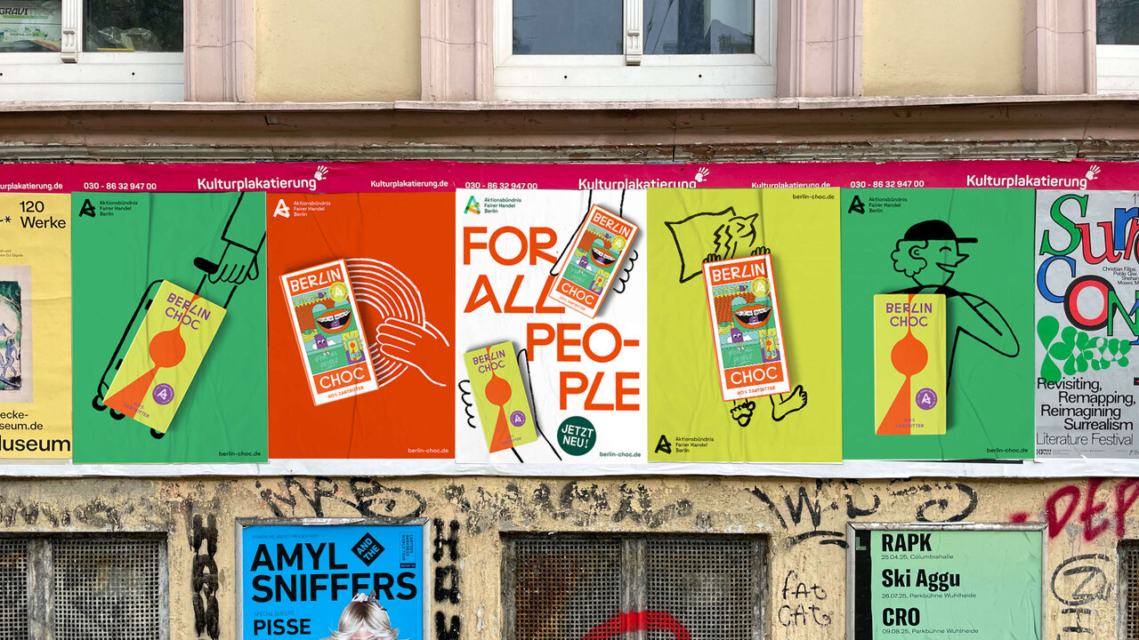 Bunte Plakate an einer Hauswand mit grafischen Illustrationen und dem Slogan "FOR ALL PEOPLE" in verschiedenen Farben und Stilen, dar&uuml;ber ein Fensterband. Unten graffitiartige Schriftz&uuml;ge und Markierungen.