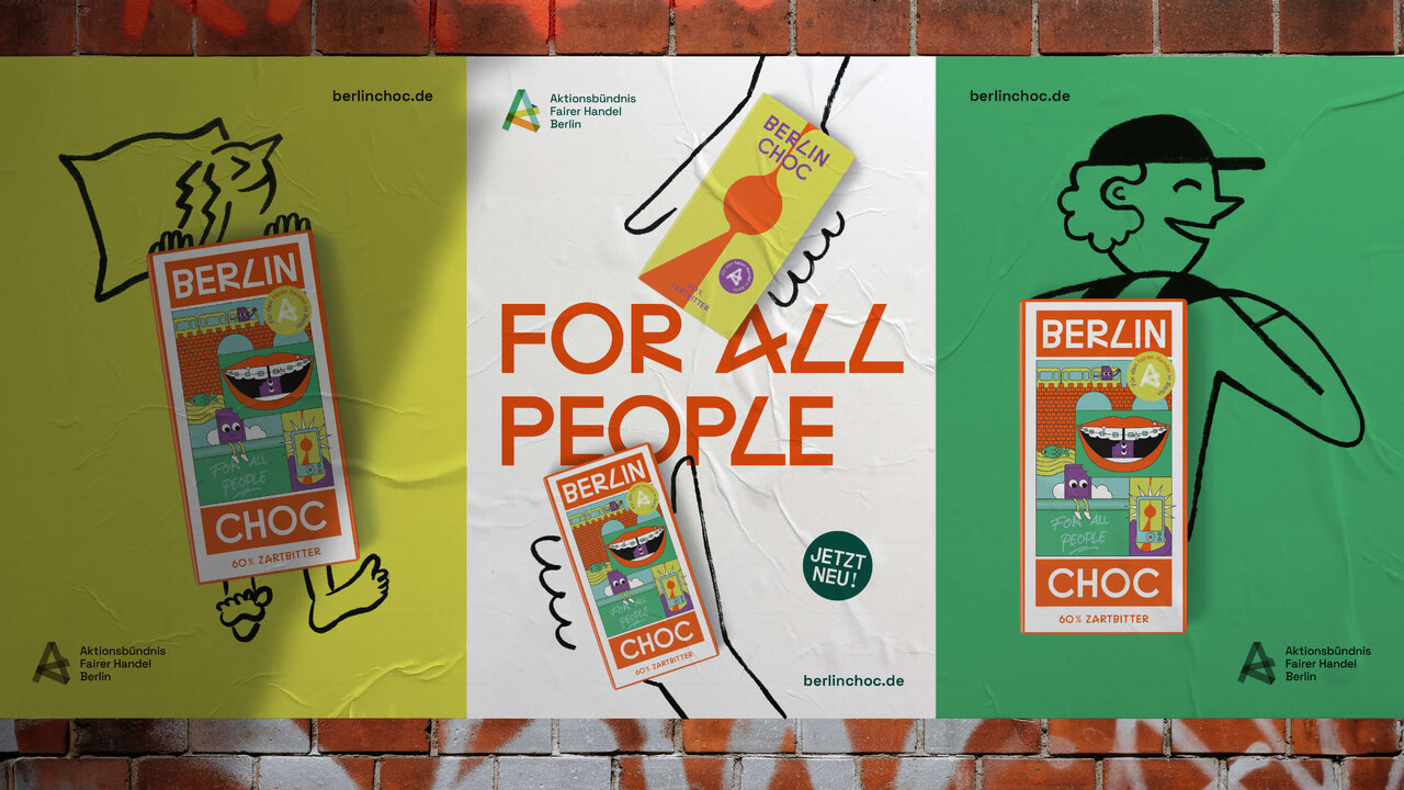 Drei Plakate f&uuml;r BERLIN CHOC, eine fair gehandelte Bio-Schokolade, in Gelb, Wei&szlig; und Gr&uuml;n, mit dem Slogan "FOR ALL PEOPLE" und grafischen Illustrationen an einer Ziegelwand, die die Markenidentit&auml;t und soziale Botschaft des Produkts kommunizieren.