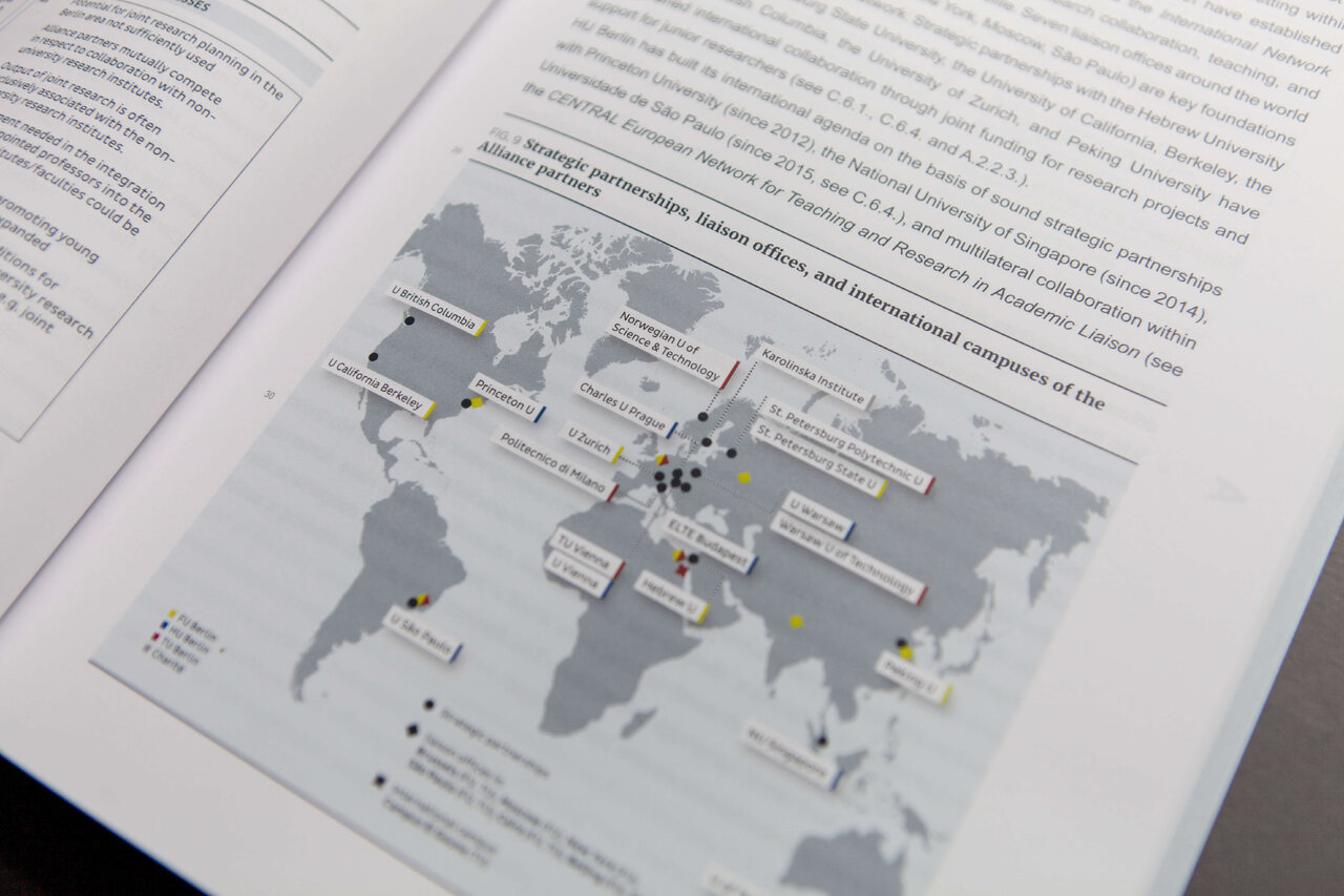 Weltkarte mit Markierungen und Beschriftungen zu internationalen Forschungsstandorten, die die geografische Verteilung von Projekten oder Aktivit&auml;ten der Berlin University Alliance visualisiert.