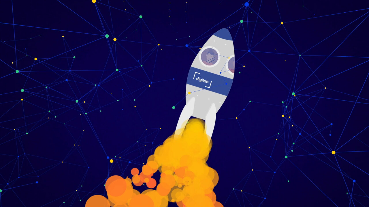 Eine stilisierte Rakete mit wei&szlig;en und grauen Segmenten fliegt mit orangefarbenen Flammen vor einem dunkelblauen Sternenhimmel mit vernetzten Punkten und Linien.