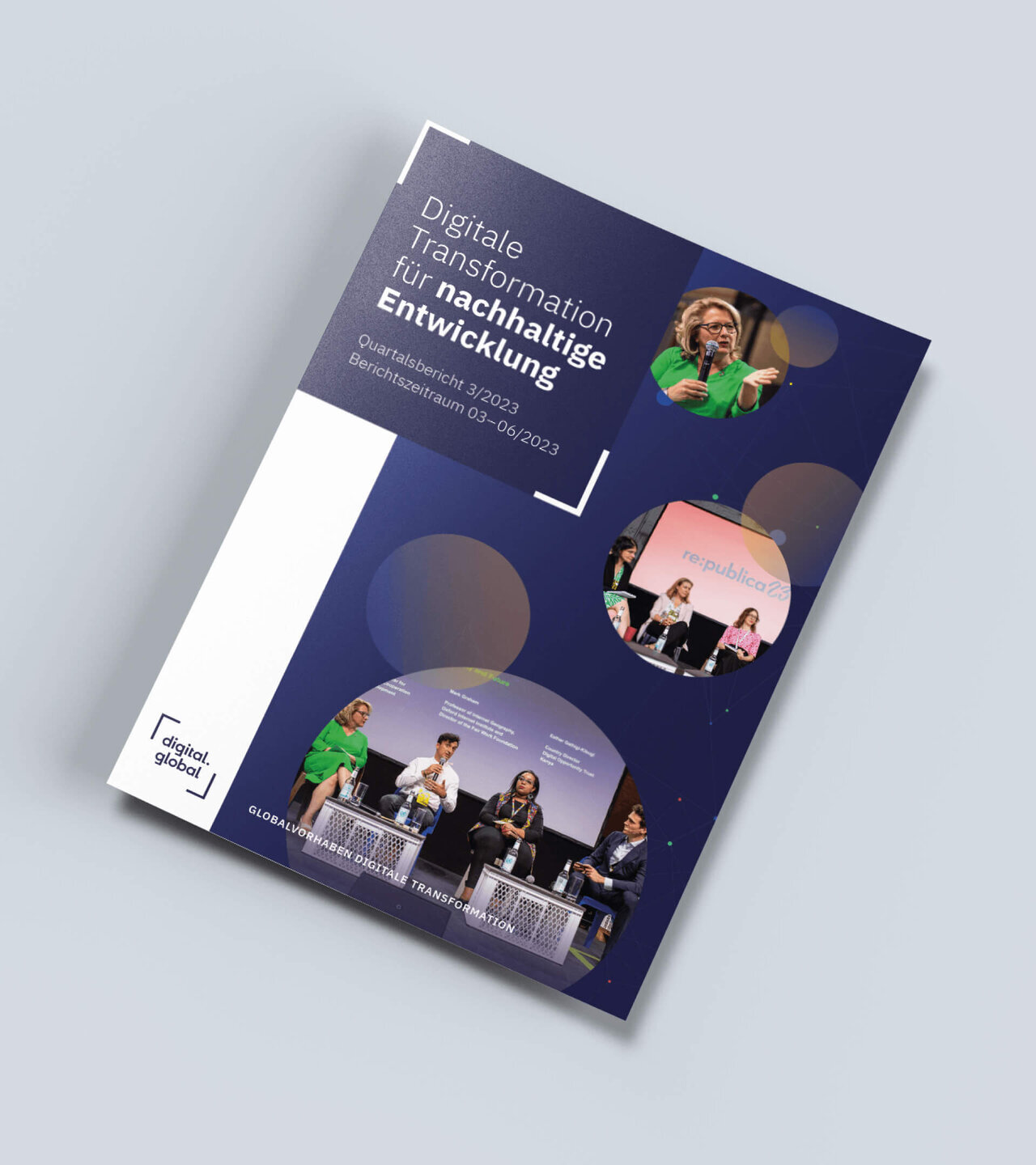 Buchumschlag f&uuml;r "Digitale Transformation Trendtage Entwicklung" mit drei Fotos von Personen auf einer B&uuml;hne, die einen Diskussionspanel vor blauem Hintergrund darstellen.