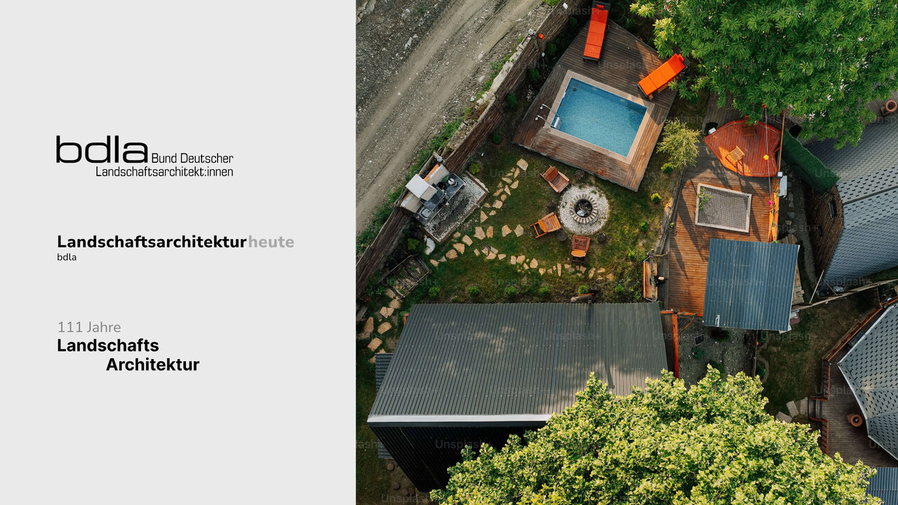 Luftaufnahme eines Gartens mit Swimmingpool, Holzterrasse und &uuml;ppiger Vegetation, aufgenommen aus der Vogelperspektive. Verschiedene Gr&uuml;n- und Graut&ouml;ne dominieren die Komposition, die eine moderne Landschaftsarchitektur zeigt.
