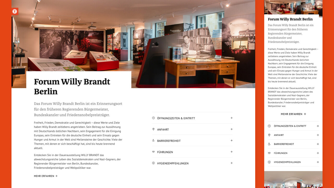 Innenansicht des Forum Willy Brandt Berlin mit Ausstellungsvitrinen, Informationstafeln und historischen Exponaten, die das Leben und politische Wirken des Bundeskanzlers und Friedensnobelpreistr&auml;gers dokumentieren.