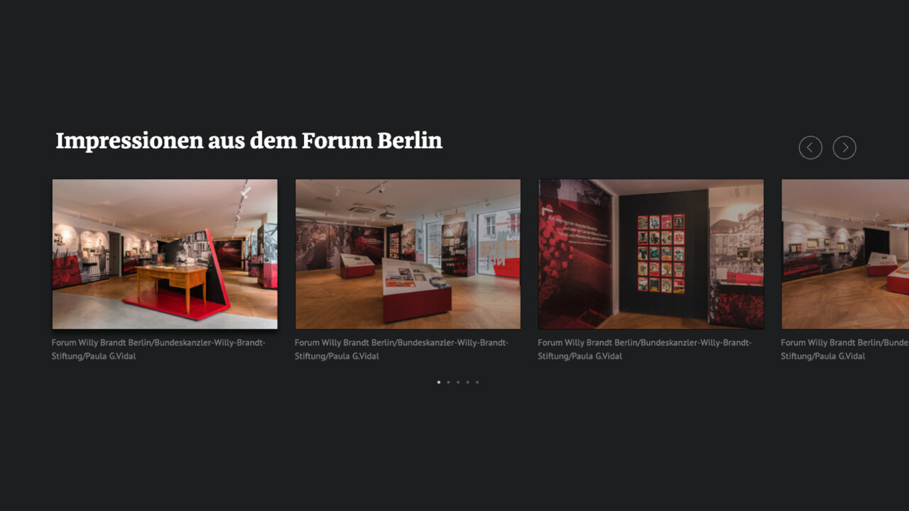 Reihe von Ausstellungsansichten des Forums Berlin mit Vitrinen, Exponaten und Informationstafeln in roten und neutralen T&ouml;nen, die verschiedene Perspektiven und Einblicke in die R&auml;umlichkeiten zeigen.