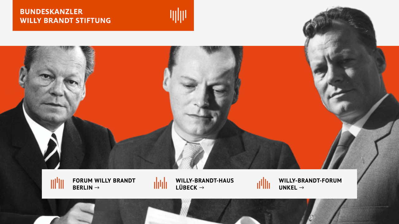 Drei Portr&auml;ts von Willy Brandt in unterschiedlichen Posen vor orangefarbenem Hintergrund, pr&auml;sentiert von der Willy-Brandt-Stiftung mit Logos f&uuml;r Forum Berlin, Willy-Brandt-Haus L&uuml;beck und Willy-Brandt-Forum Unkel.