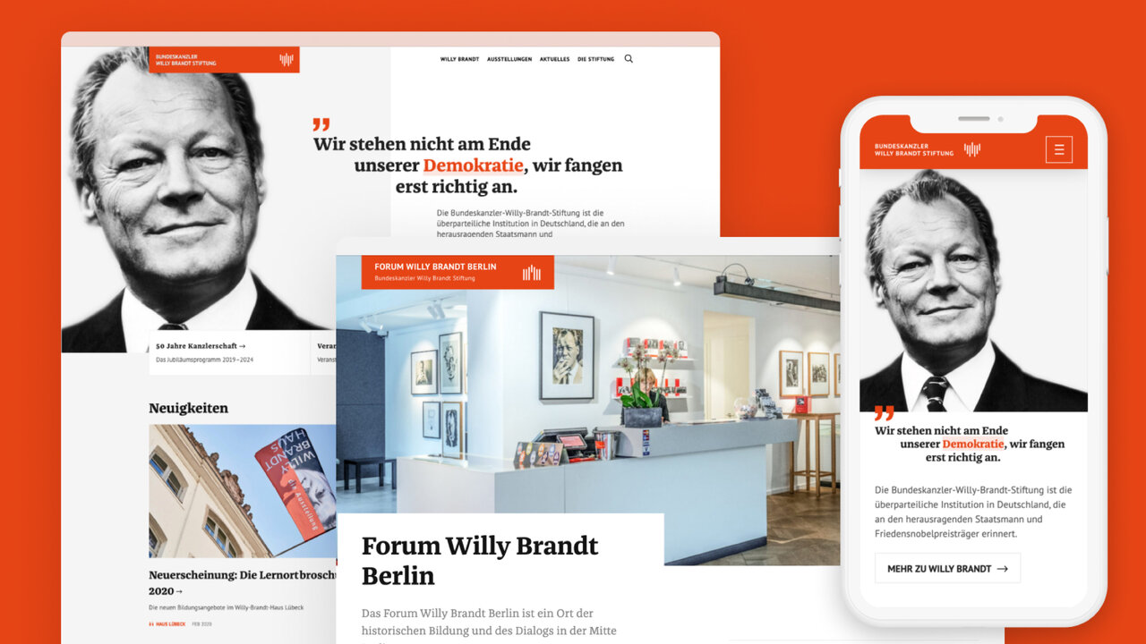 Mockup der Website willy-brandt.de mit Portraitfotos von Willy Brandt, Websitedesign und Innenansicht des Forum Willy Brandt Berlin in orangefarbener Designsprache, die das Leben und Wirken des bedeutenden deutschen Politikers pr&auml;sentiert.