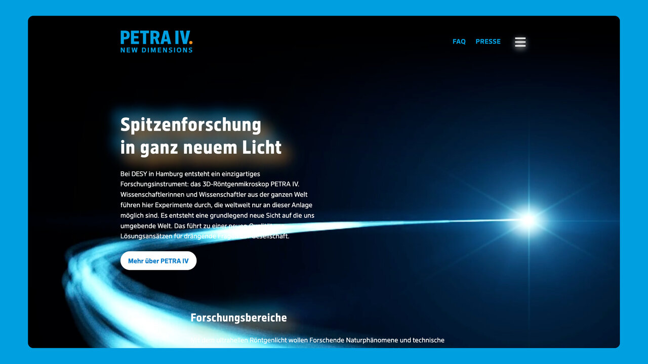 Website-Design f&uuml;r PETRA IV mit dynamischer blauer Lichtbahn vor dunklem Hintergrund, die wissenschaftliche Forschung und Dynamik symbolisiert. Startseite mit Hauptheadline "Spitzenforschung in ganz neuem Licht" und cleaner Navigationsstruktur.