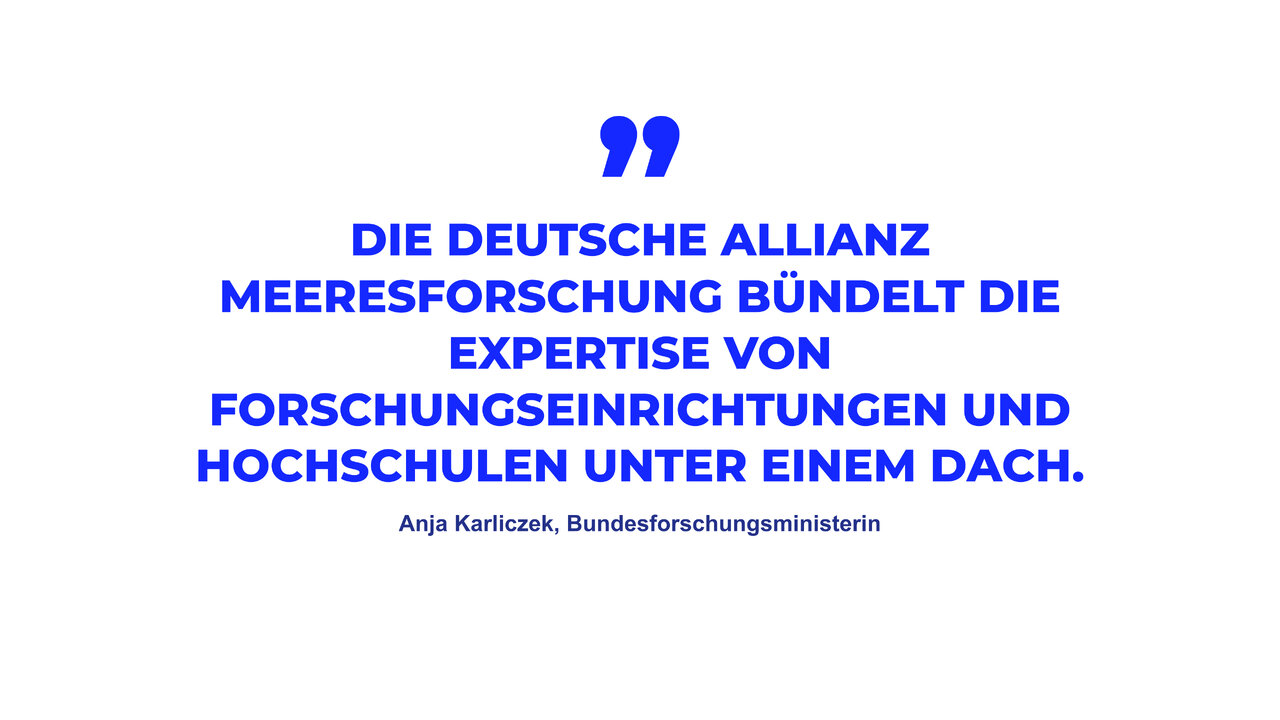 Zitat in blauer Schrift auf wei&szlig;em Hintergrund &uuml;ber die Deutsche Allianz Meeresforschung, signiert von Anja Karlczok, Bundesforschungsministerin, mit einem gro&szlig;en blauen Anf&uuml;hrungszeichen als grafisches Element.