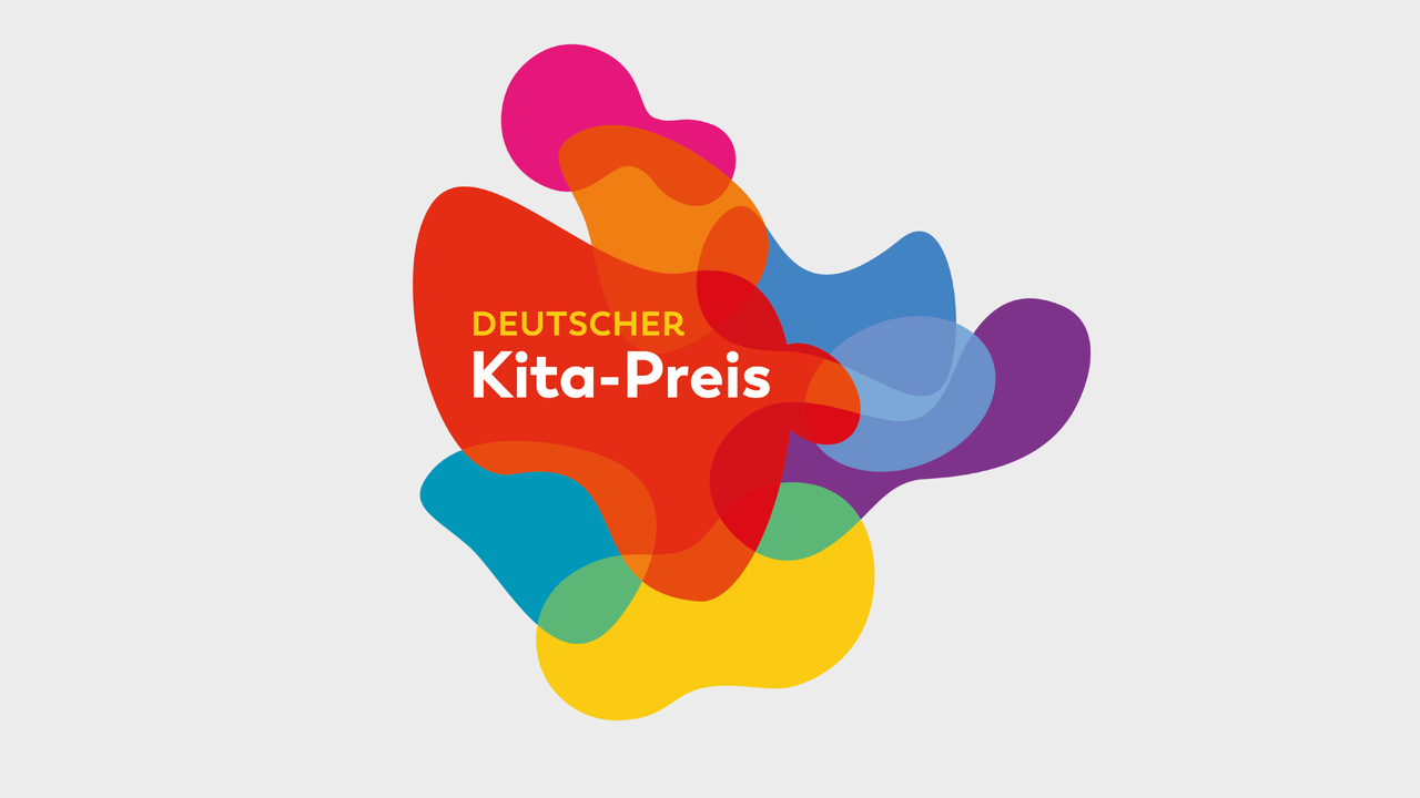 Buntes, organisches Logo des Deutschen Kita-Preises mit &uuml;bereinander liegenden, transparenten Farbfl&auml;chen in Rot, Pink, Gelb, Blau und Lila, die eine dynamische, moderne Bildungssymbolik vermitteln.