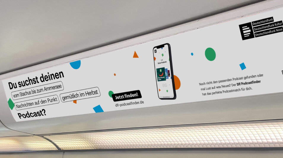 Werbeplakat f&uuml;r Podcasts mit einem Smartphone-Mockup und blau-gr&uuml;n-orangen grafischen Elementen, das Nutzer zum Entdecken von Podcasts auf einer mobilen App einl&auml;dt.