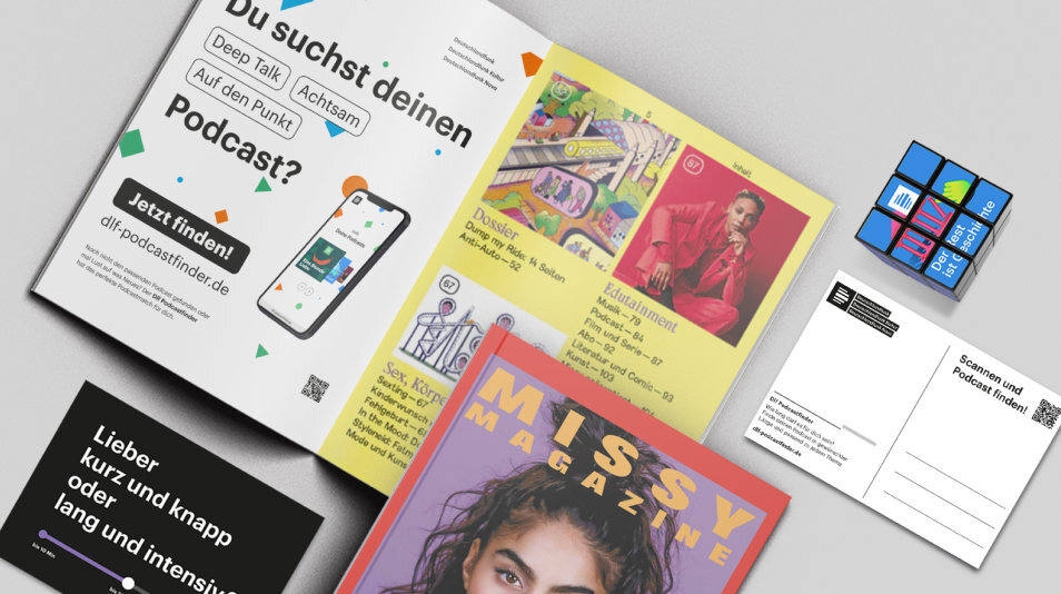 Verschiedene Printmedien und Podcast-Cover in unterschiedlichen Farben und Stilen, darunter ein Smartphone mit Podcast-Oberfl&auml;che, mehrere bunte Zeitschriften und Magazine sowie ein blauer Rubik's Cube, die auf einem wei&szlig;en Hintergrund angeordnet sind.