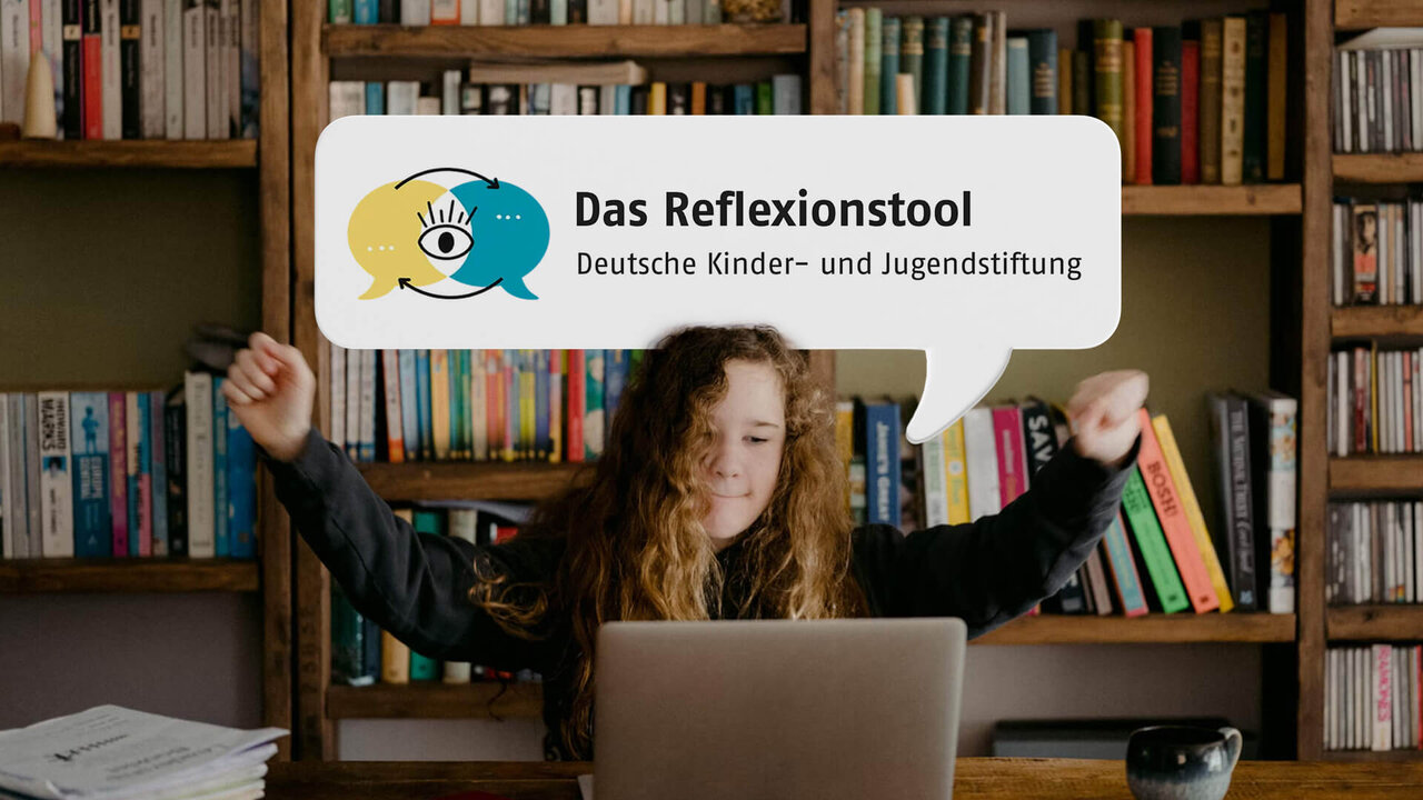 Eine Person mit lockigem Haar sitzt an einem Laptop vor einem B&uuml;cherregal, neben ihr eine Sprechblase mit dem Logo des Reflexionstools der Deutschen Kinder- und Jugendstiftung.