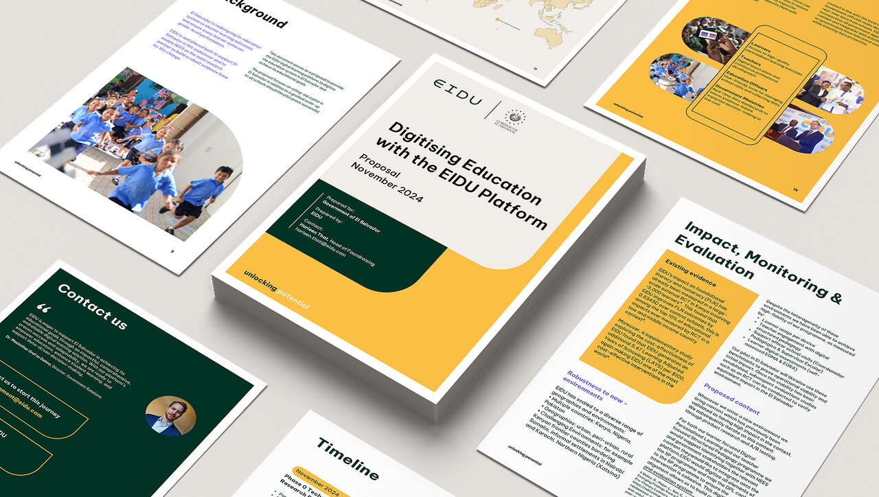 Mehrere Brosch&uuml;ren und Designdokumente in Gelb, Wei&szlig; und Dunkelgr&uuml;n, die professionell und strukturiert angeordnet sind, zeigen Seiten mit Texten, Bildern und grafischen Elementen zu einem Bildungsprojekt. Die Publikationen pr&auml;sentieren ein sauberes, modernes Layout mit klaren Sektionen und einer konsistenten Farbpalette.