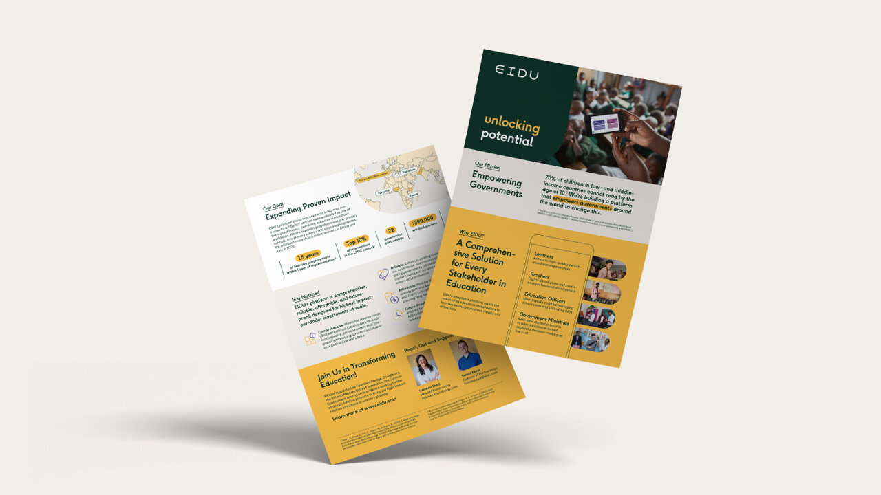 Zwei Design-Flyer von Exdu in Gelb und Dunkelgr&uuml;n schweben diagonal &uuml;bereinander, pr&auml;sentieren ein Informationsmaterial mit mehreren Layoutelementen und Bildern.