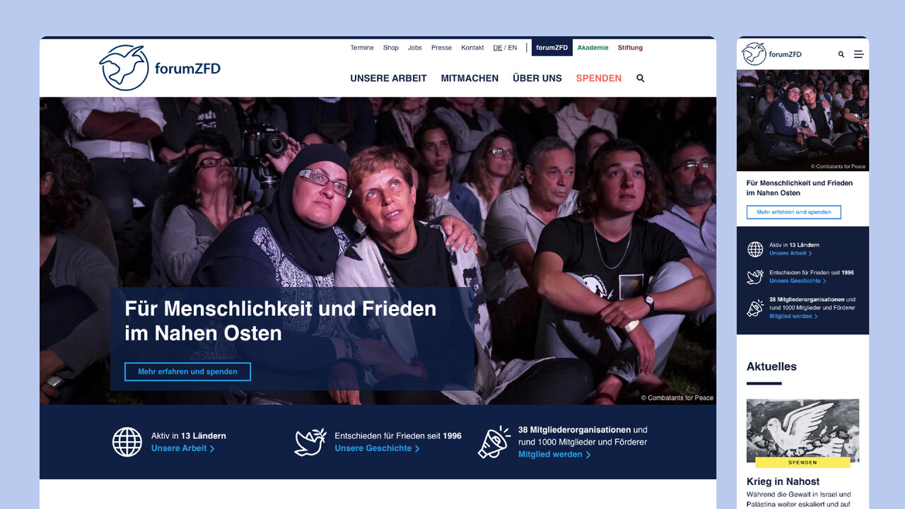 Publikum bei einer Veranstaltung des Forum Ziviler Friedensdienst, das Engagement f&uuml;r Menschlichkeit und Frieden im Nahen Osten symbolisiert. Menschen sitzen aufmerksam und konzentriert, w&auml;hrend sie einer Pr&auml;sentation oder Diskussion folgen.