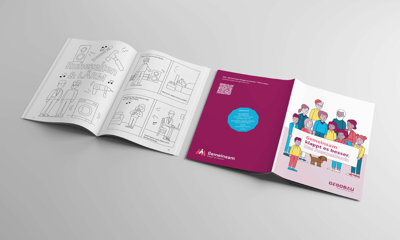 Zwei Brosch&uuml;ren der GESOBAU in Magenta und Wei&szlig;, eine aufgeklappt mit Illustrationen und Seitendesign, die andere mit einer bunten Grafik von Menschen, die einen Gemeinschaftsgeist repr&auml;sentieren.