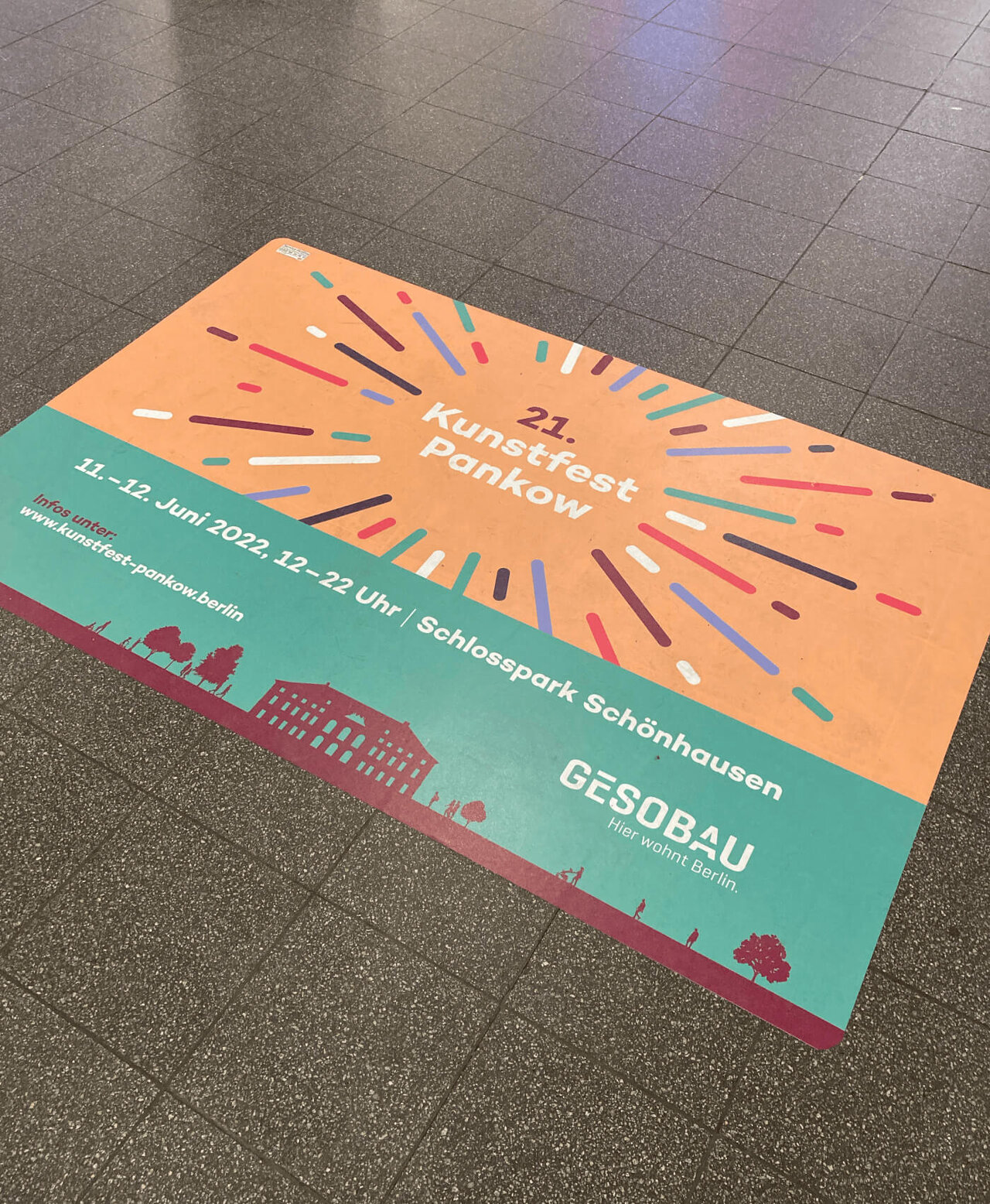 Veranstaltungsplakat f&uuml;r den 21. Kunstfest Pankow im Schlosspark Sch&ouml;nhausen, ein buntes Design mit Datum und Veranstaltungsort f&uuml;r das GESOBAU-Event vom 11. bis 12. Juni 2022.
