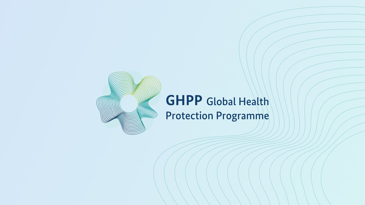 Logo des Global Health Protection Programme (GHPP) in Pastellt&ouml;nen von Blau und Gr&uuml;n. Das Design zeigt ein stilisiertes, bl&uuml;tenartiges Symbol mit vier abgerundeten Segmenten auf einem dezenten, gewellten Hintergrund.