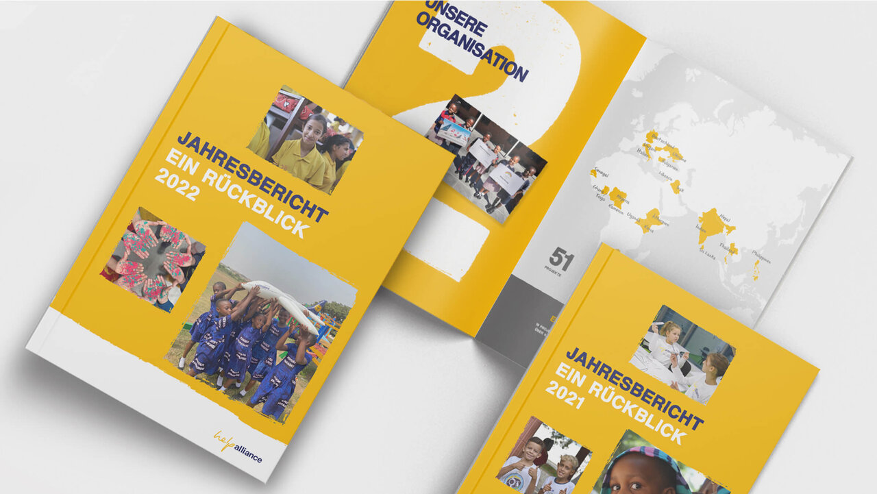 Mehrere Jahresberichts-Brosch&uuml;ren in Gelb und Wei&szlig;, diagonal angeordnet, zeigen verschiedene Covergestaltungen mit Fotos und grafischen Elementen. Die Publikationen pr&auml;sentieren einen professionellen und dynamischen Eindruck des Jahresberichts-Designs.
