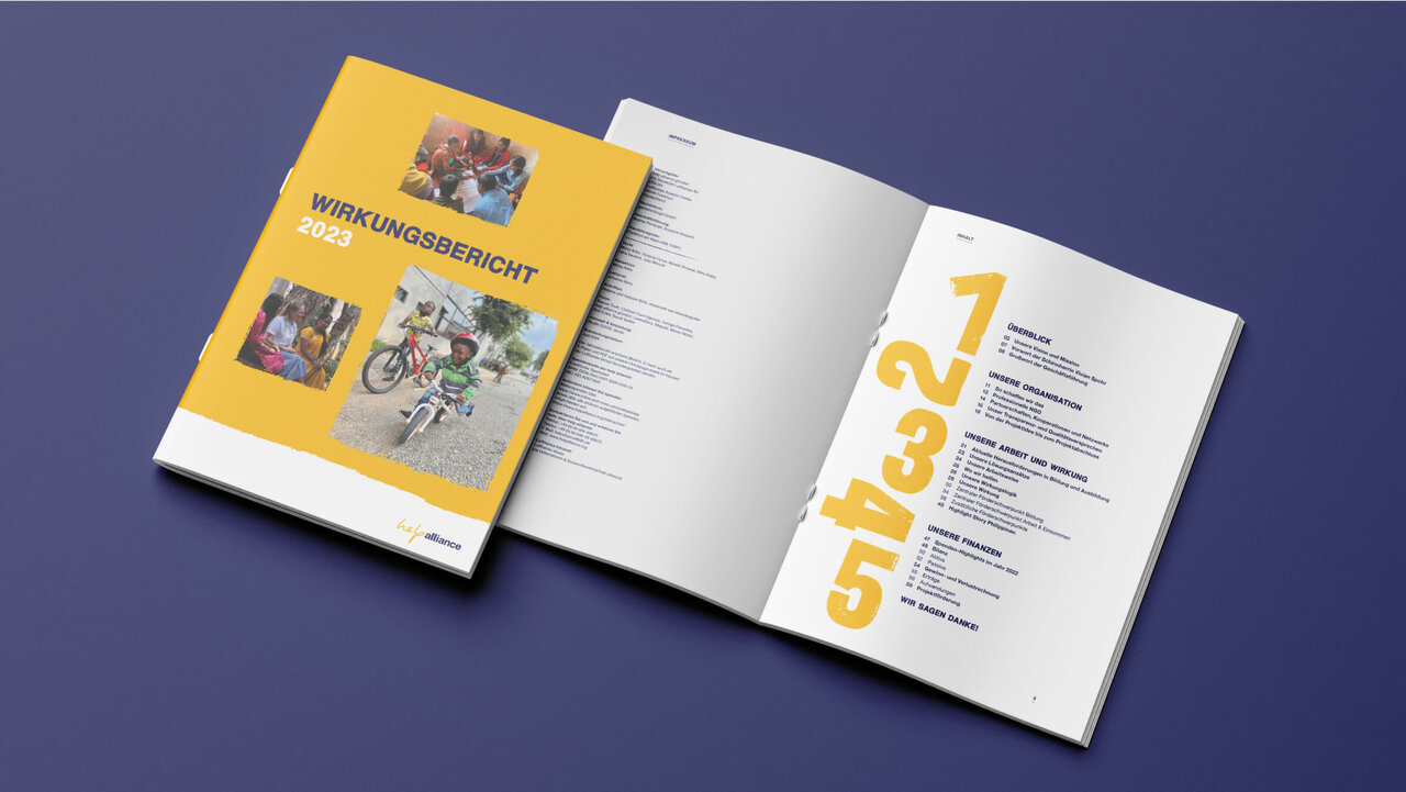 Ein gelb-wei&szlig;es Wirkungsbericht-Mockup auf dunkelblauem Hintergrund. Das Dokument liegt aufgeklappt, zeigt die Titelseite in Gelb und eine Inhaltsseite mit gro&szlig;er Seitenzahl "3" in orange-gelben Farbt&ouml;nen.