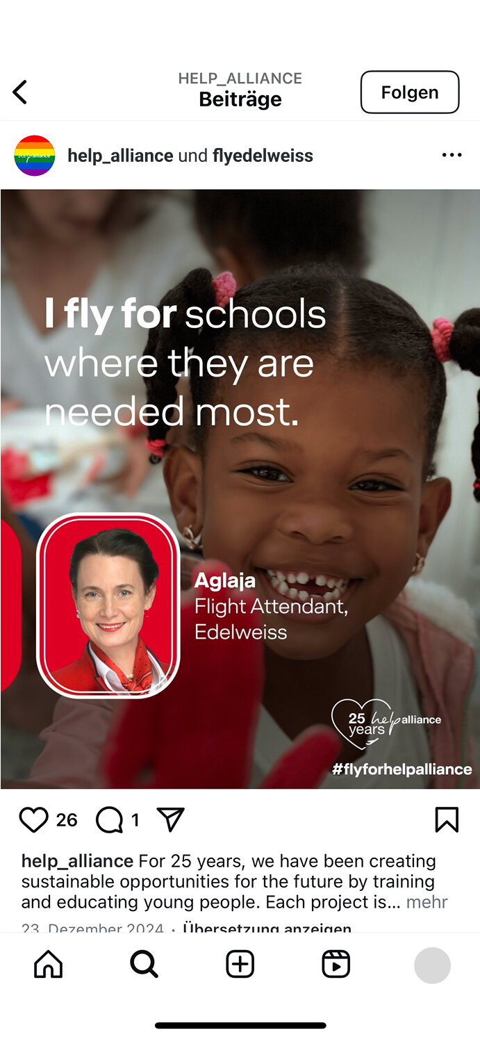 Eine l&auml;chelnde Sch&uuml;lerin mit Z&ouml;pfen, die Freude und Hoffnung ausstrahlt, vor einem Bild einer Flugbegleiterin von Edelweiss. Der Text "I fly for schools where they are needed most" unterstreicht das soziale Engagement der Help Alliance f&uuml;r Bildungsprojekte.