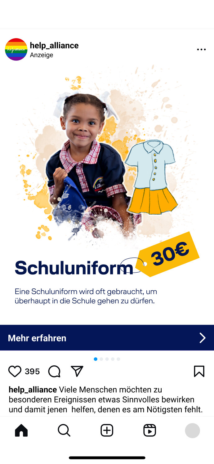 Junges M&auml;dchen in Schuluniform l&auml;chelt fr&ouml;hlich in die Kamera. Neben ihr ist eine gezeichnete Schuluniform-Skizze mit einem Preis von 30&euro; abgebildet, umgeben von gelben und blauen Farbspritzern.