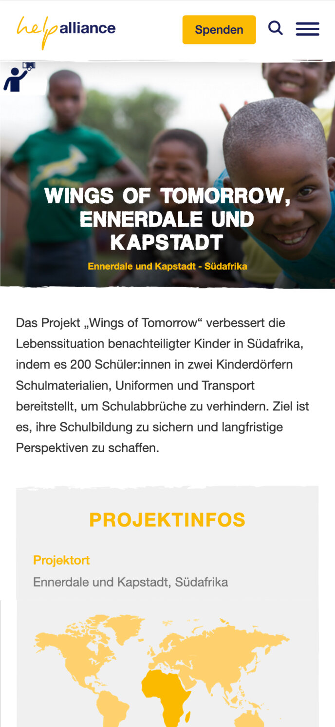 Drei l&auml;chelnde Kinder in Ennerdale und Kapstadt, S&uuml;dafrika, vor einem unscharfen Hintergrund. Teil des Projekts "Wings of Tomorrow", der benachteiligten Kindern Bildungschancen erm&ouml;glicht.