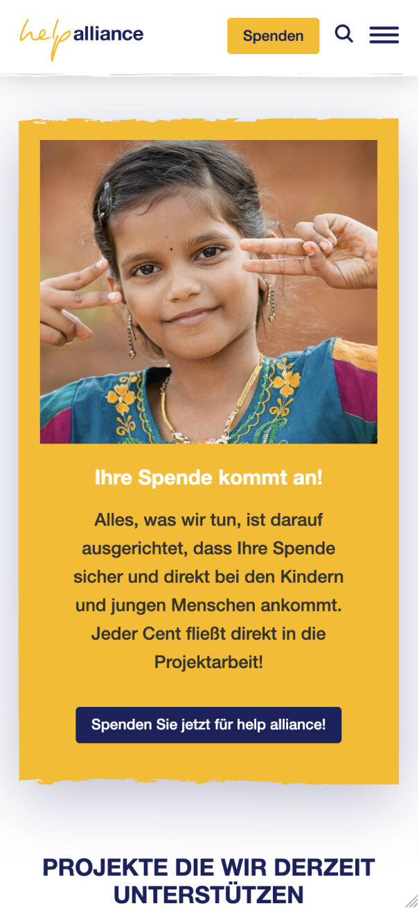Ein l&auml;chelndes junges M&auml;dchen in blau-gelber traditioneller Kleidung, das mit einem verspielten Gesichtsausdruck die Finger an den Kopf h&auml;lt. Das Bild wirbt f&uuml;r Spendengelder, die direkt Kindern und jungen Menschen zugutekommen.