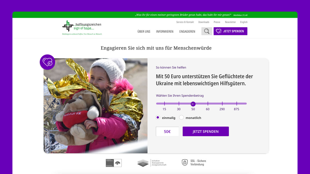 Gefl&uuml;chtetes Kind in goldfarbener Rettungsdecke, eingeh&uuml;llt und gesch&uuml;tzt, sitzt auf einer Spendenwebsite von Hoffnungszeichen, die humanit&auml;re Hilfe f&uuml;r Menschen in der Ukraine visualisiert.